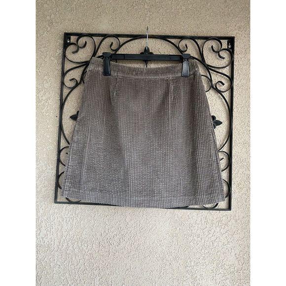 Boden corduroy pleated short skirt w/ leather buckle detail - size 6R - brown - Picture 3 of 7